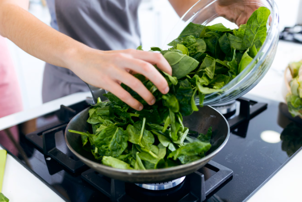 tips-memasak-sayur-bening-bayam-agar-tetap-segar