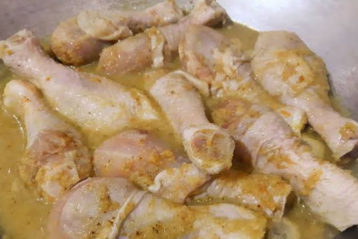 Gunakan api kecil agar bumbu lebih meresap sempurna
